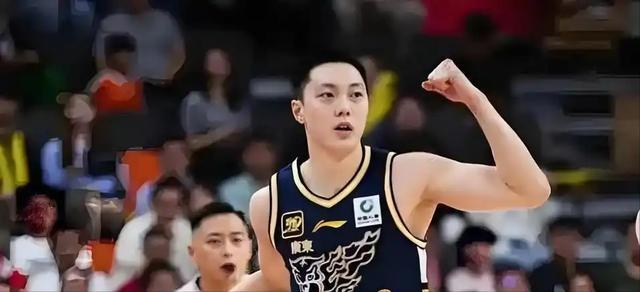 球友会体育-情怀拉满却硬碰硬，曾凡博发力破局，京粤首战北京先声夺人